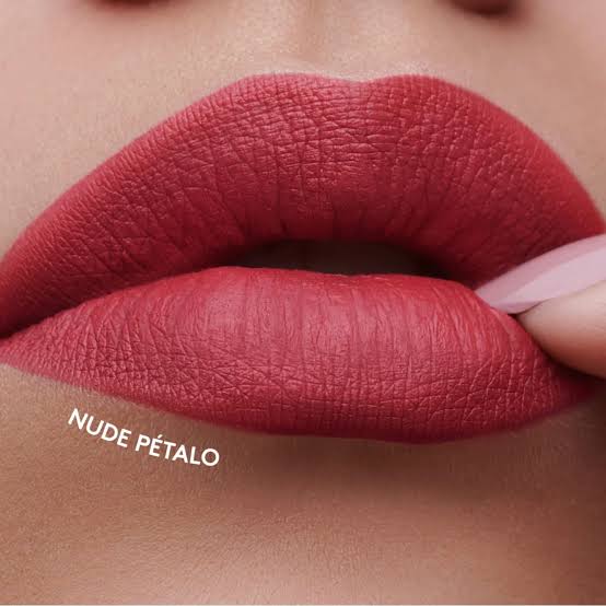 Labial barra mate 24 horas colorfix ESIKA.